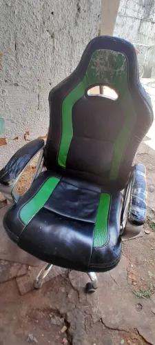 Venda de cadeira gamer giratória usada