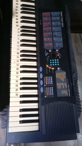 VENDO TECLADO USADO, TECLAS COM DEFEITO, VENDO PARA QUEM PRECISA DAS PEÇAS
