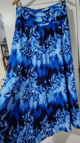 Saia Midi Richards Estampa Floral Azul e Branca Tam G
