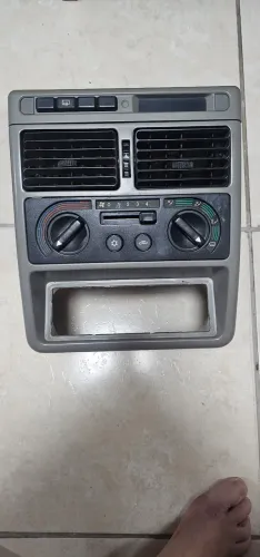 Painel central com comandos do ar condicionado fiat uno