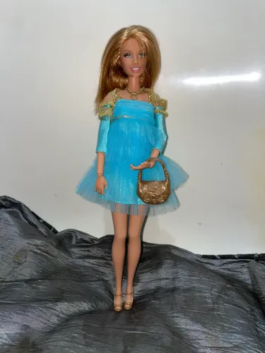 Boneca Barbie fashion Fever mattel articulada