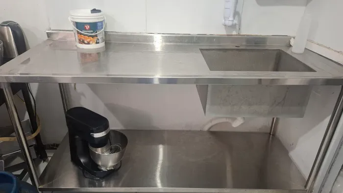 Vendo pia industrial IGASOL. 1,60×0,60×0,90. Usada por um ano. Novíssima.