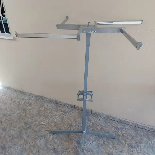 Expositor para roupa tipo arara 