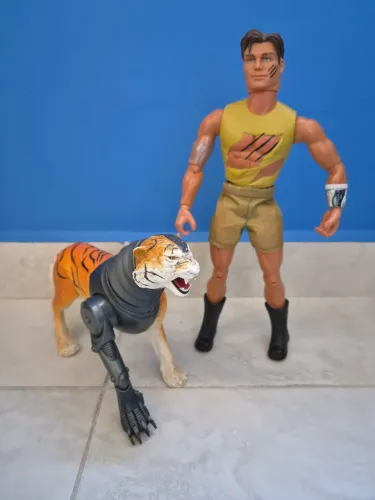 Max Steel e Tigre Cibernético