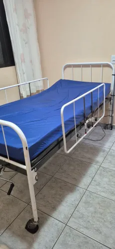 Cama hospitalar 2 movimentos, 5 posições, com rodinhas + colchão D33