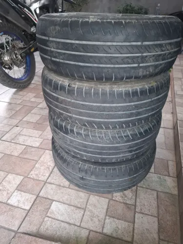 Vendo 4 pneus 185/65/14 mais de meia vida no valor 400 reais . Mais inf. * zap