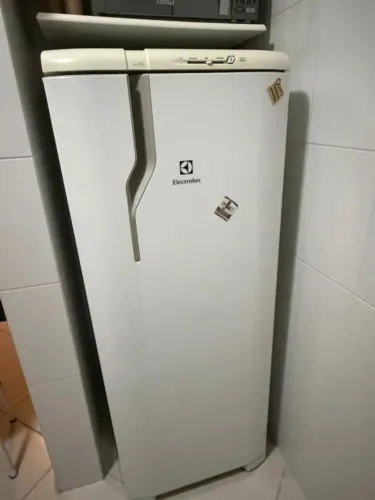 Geladeira Electrolux 240 litros
