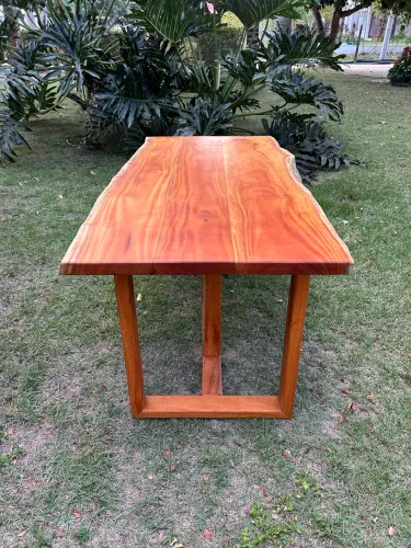 Mesa madeira medindo 1,70 X 0,82 