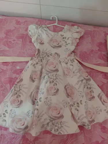Belíssima vestido de festa, veste até 6 anos