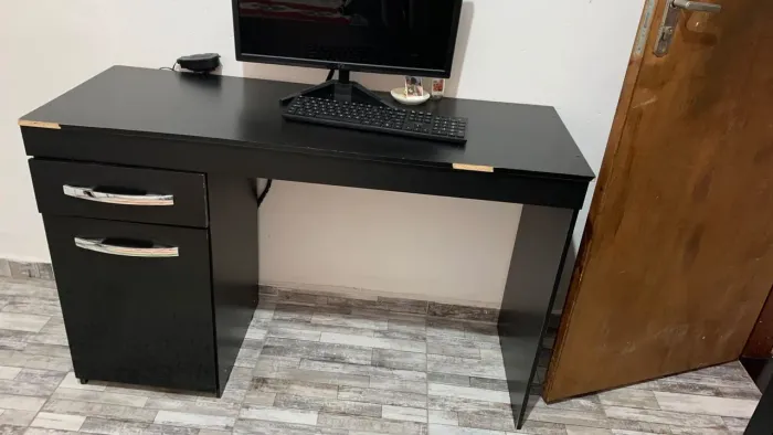 Escrivaninha Preta com 2 Gavetas ? R$ 150