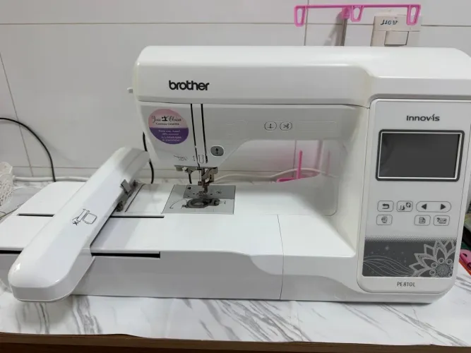 ? MÁQUINA DE BORDADO BROTHER INNOV-ÍS PE810L