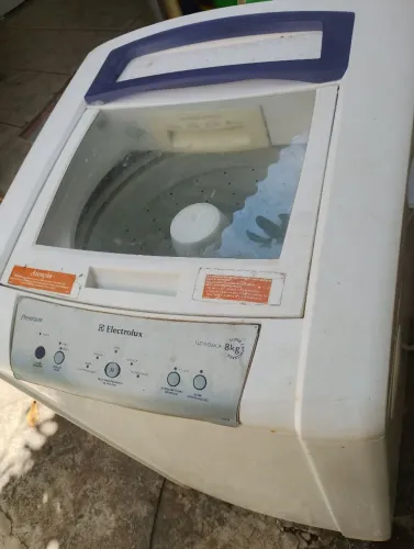Máquina de lavar roupas. 8Kg (com defeito)