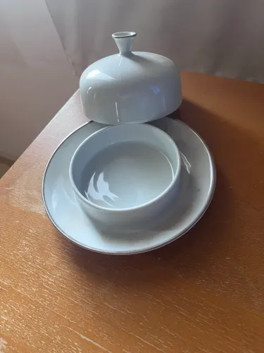 Louca de porcelana manteiga etc