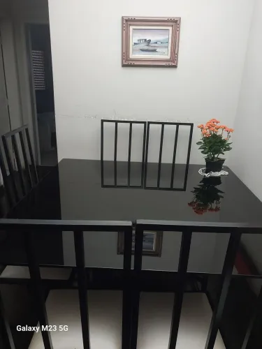 Mesa de jantar de vidro com seis cadeia 