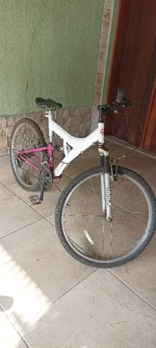 Vendo bicicleta tb 100 track full suspension aro 26 branca e rosa.