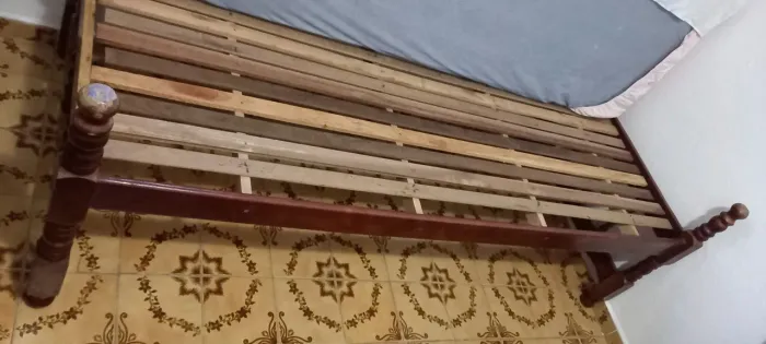 Cama de madeira maciça com colchão de espuma D33 tamanho solteiro 1,88m x 0,78cm com capa