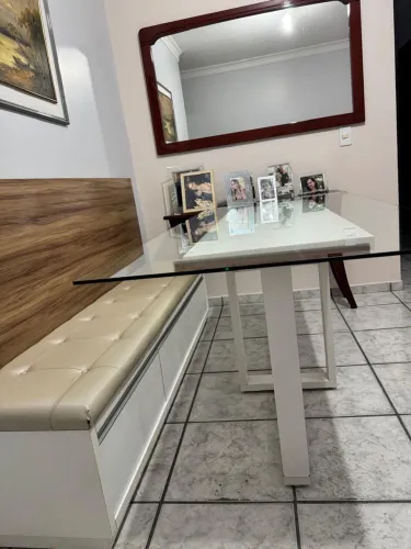 Mesa de vidro com canto alemão