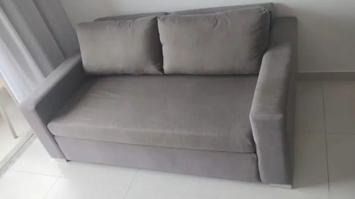 Vendo um sofá cama cinza tamanho 1.70 ×1.00  usado bem conservado preço 1000