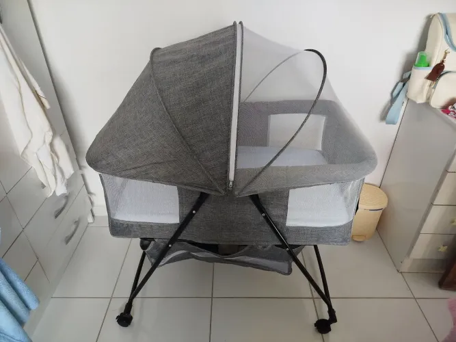 Berço moises balanço com colchão impermeável e kit de três lençóis de elástico