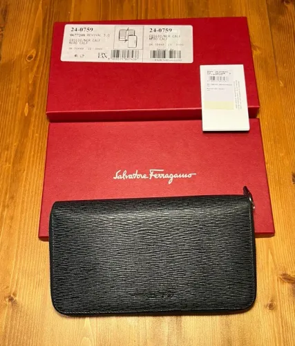 carteira salvatore ferragamo em couro preto texturizado, genuína