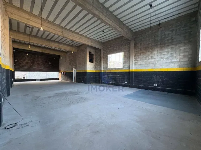 Galpão industrial em IPoá/SP; divisa com Itaquaquecetuba; pé direito de 5,5 m; 126 m² de v