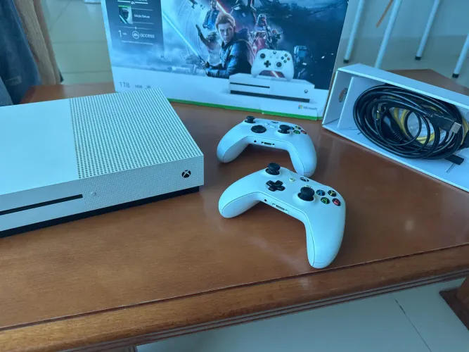 Xbox One S 1TB + 2 Controle (leia anúncio)