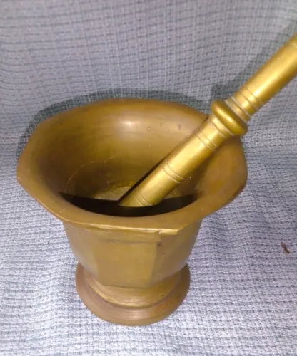 Almofariz pilão em bronze maciço dourado oitavado acompanha o pistilo socador*