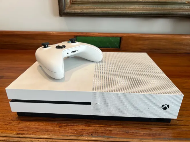 XBOX ONE S 1TB + 6 JOGOS