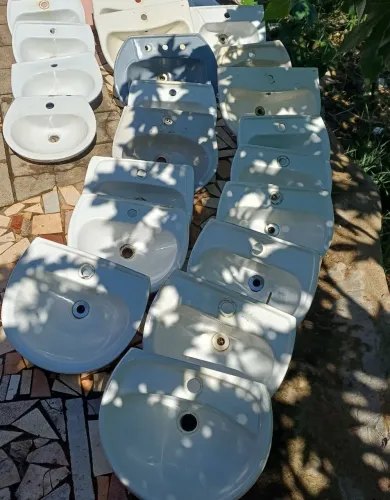 Pias de Banheiro valor 50,00 cada.