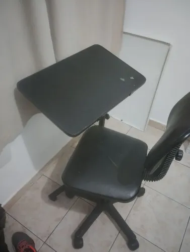 Mesinha retrátil pra noot book e cadeira rotativa