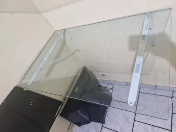 Vende-se três prateleiras de vidro