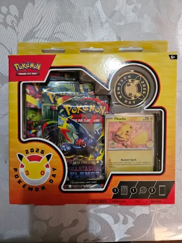 Pokémon Tcg: Coleção Day 2026 Com Carta Holográfica E Moeda Em Inglês
