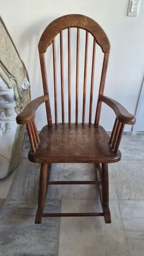 Vendo cadeira de balanço de madeira