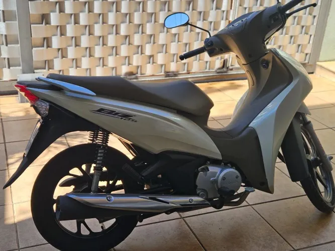 Honda Biz 125 ano 2022 - 894 km APENAS