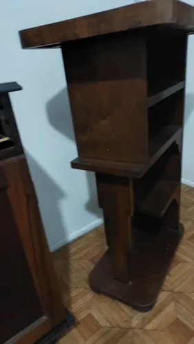 Mesinha de madeira macica antiga para abajour porta retratos livros etc 300,0