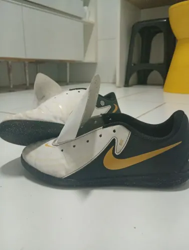 Chuteira Nike Phantom GX usada a pouco tempo tamanho 35
