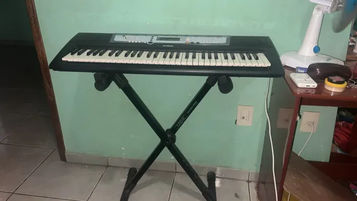 Vendo teclado Yamaha EZ-213 acompanha suporte,fonte e capa