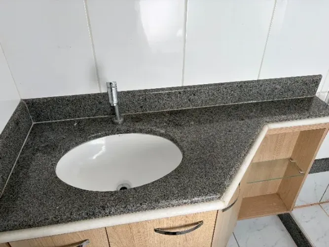 armário/balcão de banheiro em mármore, acompanha cuba e torneira DECA