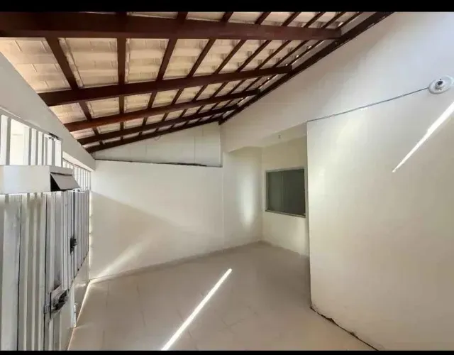 Casa com 2 Quartos, Espaçosa e Bem Distribuída