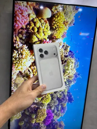 iPhone 17 Pro Max branco na caixa