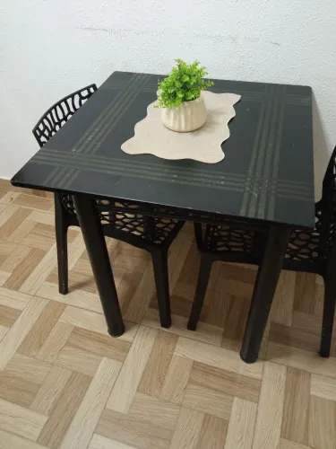 Mesa com duas cadeiras