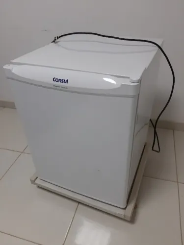 Frigobar CONSUL 76 litros 220V