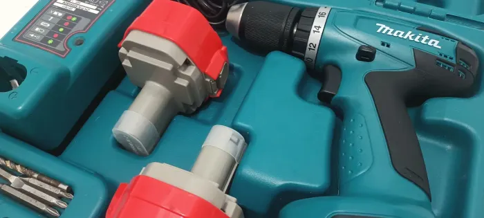 Parafusadeira / Furadeira A Bateria 14,4V 6381DWPE - 220V Makita