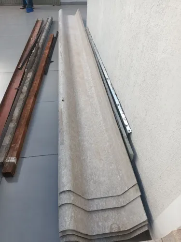 telhas antigas de fibrocimento, tipo canaleta/calhetão,