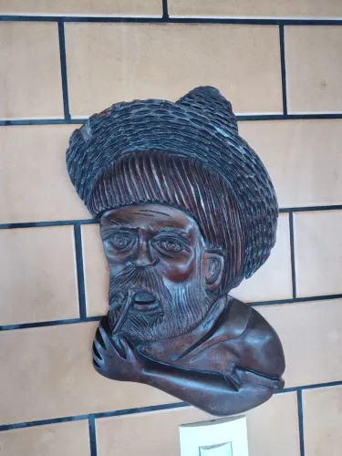 Escultura em madeira de lei de um preto velho