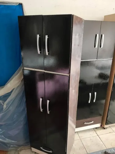 Guarda-roupa pequeno com gaveta 