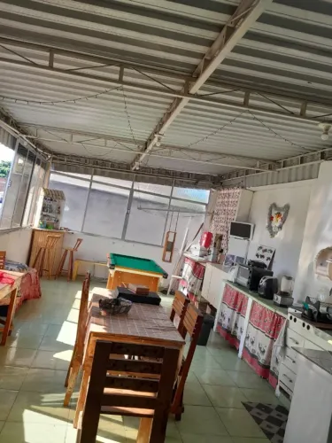 Casa em Santíssimo com amplo espaço em dois pavimentos, próximo ao comércio local