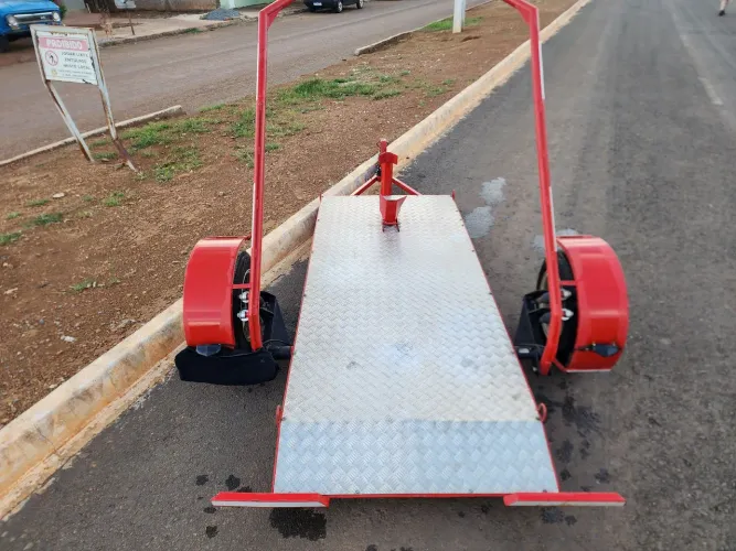 Carretinha basculante para transporte de motocicletas.