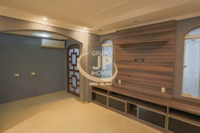 Casa térrea 2 Dorm./ Planejados/ Quintal/ 2 vagas/ Jd. Ana Maria