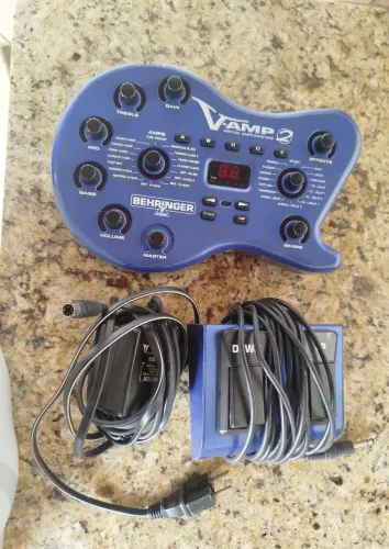 Pedaleira Behringer v-amp
